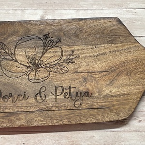 Gravírozott mangófa vágódeszka 50 x 20 cm, névre szóló ajándék, nászajándéknak - otthon & életmód - konyhafelszerelés, tálalás - sütés, főzés - vágódeszka - Meska.hu