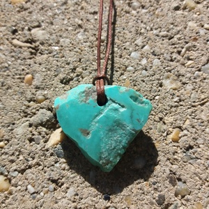 Nyers arizona türkiz medál átfúrva és kenderszálra fűzve, Eredeti türkiz medál, Kék békesség - ékszer - nyaklánc - medál - Meska.hu