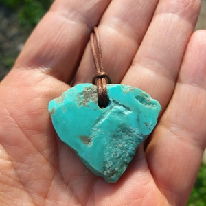 Nyers arizona türkiz medál átfúrva és kenderszálra fűzve, Eredeti türkiz medál, Kék békesség - ékszer - nyaklánc - medál - Meska.hu