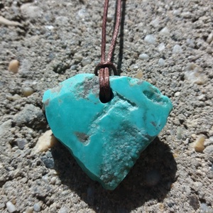 Nyers arizona türkiz medál átfúrva és kenderszálra fűzve, Eredeti türkiz medál, Kék békesség - ékszer - nyaklánc - medál - Meska.hu