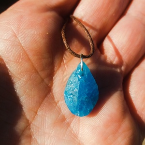 Apatit medál, Apatit nyaklánc, Kék apatit, Ajándék, Saját csiszolású kék apatit medál kenderszálon,  - ékszer - nyaklánc - medál - Meska.hu