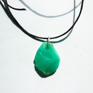 Nyers krizopráz medál átfúrva és kenderszálra fűzve, Bölcsesség és tisztulás, Krizopráz medál, Natúr ásvány - ékszer - nyaklánc - medál - Meska.hu