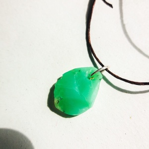 Nyers krizopráz medál átfúrva és kenderszálra fűzve, Bölcsesség és tisztulás, Krizopráz medál, Natúr ásvány - ékszer - nyaklánc - medál - Meska.hu