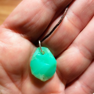 Nyers krizopráz medál átfúrva és kenderszálra fűzve, Bölcsesség és tisztulás, Krizopráz medál, Natúr ásvány - ékszer - nyaklánc - medál - Meska.hu