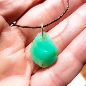 Nyers krizopráz medál átfúrva és kenderszálra fűzve, Bölcsesség és tisztulás, Krizopráz medál, Natúr ásvány - ékszer - nyaklánc - medál - Meska.hu