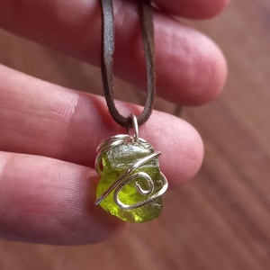 Nyers tiszta peridot medál bőrszálra fűzve, A szív békessége, Peridot medál, Natúr ásvány - Meska.hu