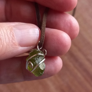 Nyers tiszta peridot medál bőrszálra fűzve, A szív békessége, Peridot medál, Natúr ásvány - ékszer - nyaklánc - medálos nyaklánc - Meska.hu