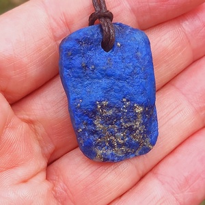 Nyers lapis lazuli medál átfúrva és kenderszálra fűzve, lapis lazuli, Natúr ásvány, mélység kékje, Ékszer, Nyaklánc, Medálos nyaklánc, Ékszerkészítés, Kőfaragás, MESKA