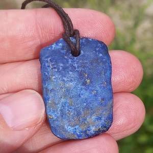 Nyers lapis lazuli medál átfúrva és kenderszálra fűzve, lapis lazuli, Natúr ásvány, mélység kékje - ékszer - nyaklánc - medálos nyaklánc - Meska.hu