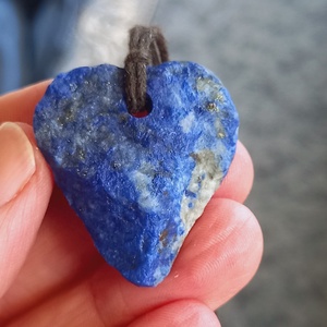 Nyers lapis lazuli medál átfúrva és pamutszálra fűzve, lapis lazuli, Natúr ásvány, mélység kékje - Meska.hu