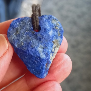 Nyers lapis lazuli medál átfúrva és pamutszálra fűzve, lapis lazuli, Natúr ásvány, mélység kékje - ékszer - nyaklánc - medálos nyaklánc - Meska.hu