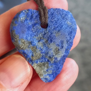 Nyers lapis lazuli medál átfúrva és pamutszálra fűzve, lapis lazuli, Natúr ásvány, mélység kékje - ékszer - nyaklánc - medálos nyaklánc - Meska.hu
