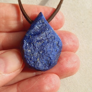 Nyers AAA lapis lazuli medál átfúrva és bőrszálra fűzve, lapis lazuli, Natúr ásvány, mélység kékje, Ékszer, Nyaklánc, Medálos nyaklánc, Ékszerkészítés, Kőfaragás, MESKA