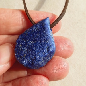 Nyers AAA lapis lazuli medál átfúrva és bőrszálra fűzve, lapis lazuli, Natúr ásvány, mélység kékje - ékszer - nyaklánc - medálos nyaklánc - Meska.hu