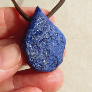 Nyers AAA lapis lazuli medál átfúrva és bőrszálra fűzve, lapis lazuli, Natúr ásvány, mélység kékje - ékszer - nyaklánc - medálos nyaklánc - Meska.hu