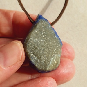 Nyers AAA lapis lazuli medál átfúrva és bőrszálra fűzve, lapis lazuli, Natúr ásvány, mélység kékje - ékszer - nyaklánc - medálos nyaklánc - Meska.hu