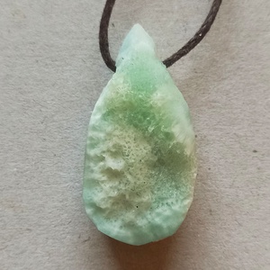 Nyers zöld aragonit medál átfúrva és pamutszálra fűzve, aragonit, Natúr ásvány.  - ékszer - nyaklánc - medálos nyaklánc - Meska.hu