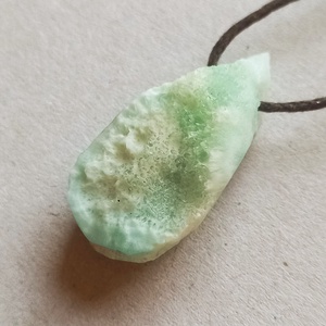 Nyers zöld aragonit medál átfúrva és pamutszálra fűzve, aragonit, Natúr ásvány. , Ékszer, Nyaklánc, Medálos nyaklánc, Ékszerkészítés, Kőfaragás, MESKA