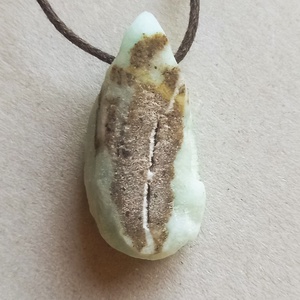 Nyers zöld aragonit medál átfúrva és pamutszálra fűzve, aragonit, Natúr ásvány.  - ékszer - nyaklánc - medálos nyaklánc - Meska.hu