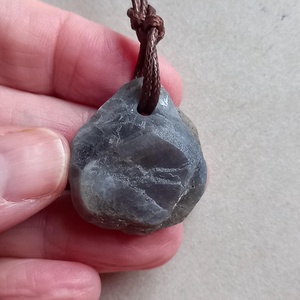 Nyers zafír medál átfúrva és pamutszálra fűzve, A szív és lélek békessége, Zafír medál, Natúr ásvány - ékszer - nyaklánc - medálos nyaklánc - Meska.hu