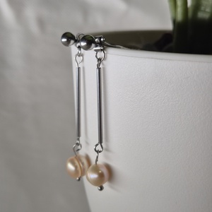 Kézzel készült nemesacél fülbevaló valódi tavi gyönggyel - ékszer - fülbevaló - lógó fülbevaló - Meska.hu