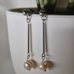 Kézzel készült nemesacél fülbevaló valódi tavi gyönggyel - Meska.hu