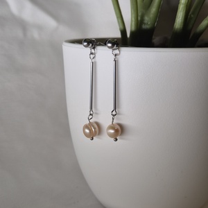 Kézzel készült nemesacél fülbevaló valódi tavi gyönggyel - ékszer - fülbevaló - lógó fülbevaló - Meska.hu