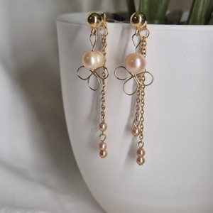 Kézzel készült nemesacél arany fülbevaló valódi tavi gyönggyel - Meska.hu