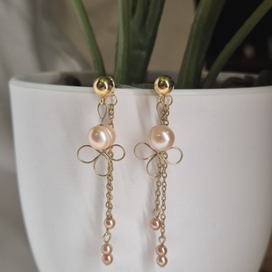 Kézzel készült nemesacél arany fülbevaló valódi tavi gyönggyel - ékszer - fülbevaló - lógó fülbevaló - Meska.hu