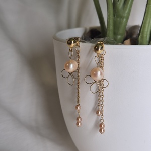 Kézzel készült nemesacél arany fülbevaló valódi tavi gyönggyel - ékszer - fülbevaló - lógó fülbevaló - Meska.hu