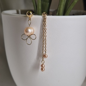 Kézzel készült nemesacél arany fülbevaló valódi tavi gyönggyel - ékszer - fülbevaló - lógó fülbevaló - Meska.hu