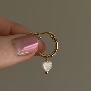 Gyöngyház fényű szivecske kagyló gyöngy fülbevaló - ékszer - fülbevaló - karika fülbevaló - Meska.hu