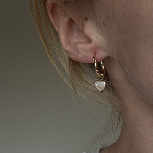 Gyöngyház fényű szivecske kagyló gyöngy fülbevaló - ékszer - fülbevaló - karika fülbevaló - Meska.hu