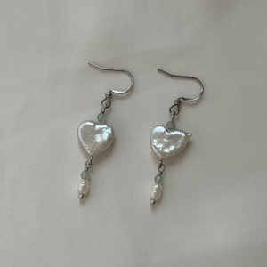 Szív alakú édesvízi gyöngy fülbevaló zöld eperkvarc gyöngyökkel - ékszer - fülbevaló - lógó fülbevaló - Meska.hu