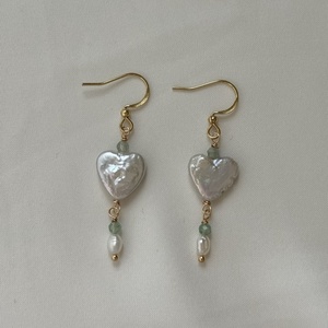 Szív alakú édesvízi gyöngy fülbevaló zöld eperkvarc gyöngyökkel, Ékszer, Fülbevaló, Lógó fülbevaló, , MESKA