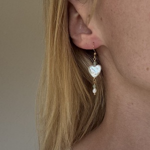 Szív alakú édesvízi gyöngy fülbevaló zöld eperkvarc gyöngyökkel - ékszer - fülbevaló - lógó fülbevaló - Meska.hu