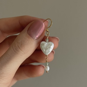 Szív alakú édesvízi gyöngy fülbevaló zöld eperkvarc gyöngyökkel - ékszer - fülbevaló - lógó fülbevaló - Meska.hu