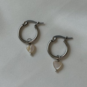 Gyöngyház fényű szivecske kagyló gyöngy fülbevaló - ékszer - fülbevaló - karika fülbevaló - Meska.hu