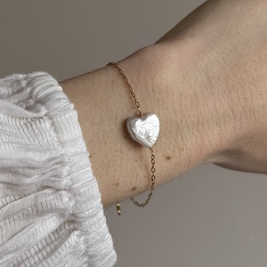 Vékony nemesacél karkötő szív alakú édesvízi gyönggyel - ékszer - karkötő - lánc karkötő - Meska.hu