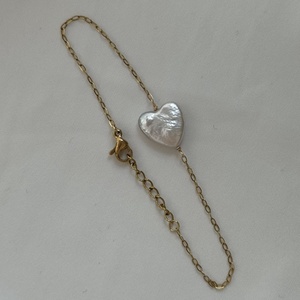 Vékony nemesacél karkötő szív alakú édesvízi gyönggyel - ékszer - karkötő - lánc karkötő - Meska.hu