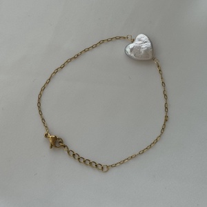 Vékony nemesacél karkötő szív alakú édesvízi gyönggyel - ékszer - karkötő - lánc karkötő - Meska.hu