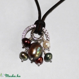 FOGLALVA - Ezüst karikák és tenyésztett édesvizi gyöngyök - bőr nyaklánc -  - Meska.hu