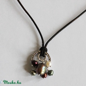 FOGLALVA - Ezüst karikák és tenyésztett édesvizi gyöngyök - bőr nyaklánc -  - Meska.hu