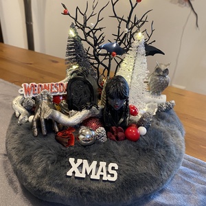  Wednesday karácsonyi asztal disz , Karácsony, Karácsonyi lakásdekoráció, Ünnepi asztaldekoráció, Mindenmás, MESKA