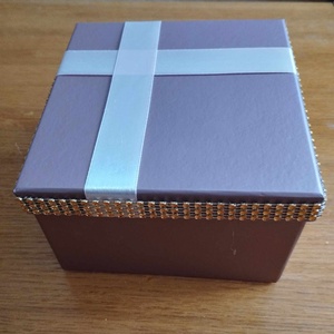 Szatén szalagból készült rózsabox - otthon & életmód - dekoráció - virágdísz és tartó - csokor & virágdísz - Meska.hu