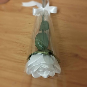 Egy szál fehér rózsa szatén szalagból - otthon & életmód - dekoráció - virágdísz és tartó - csokor & virágdísz - Meska.hu