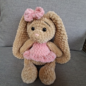 Hosszú fülű, világos barna horgolt nyuszilány, Játék & Sport, Plüssállat & Játékfigura, Nyuszi, Horgolás, Hímzés, MESKA