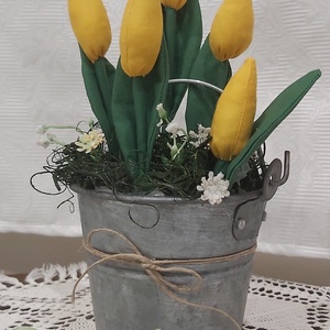 Bádog vödörbe ültetett tulipánok, tavaszi asztaldísz, nönapi, anyáknspi ajándék - otthon & életmód - dekoráció - Meska.hu
