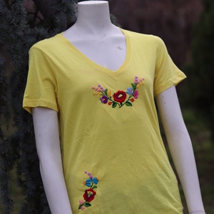 Kalocsai mintával hímzett női póló, Ruha & Divat, Női ruha, Póló, felső, , MESKA