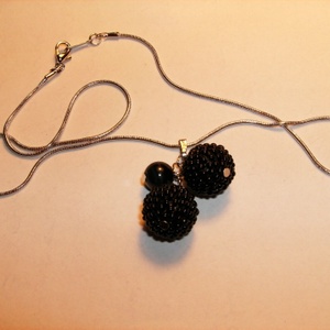 Feket fürtös bogyós nyaklánc - Meska.hu